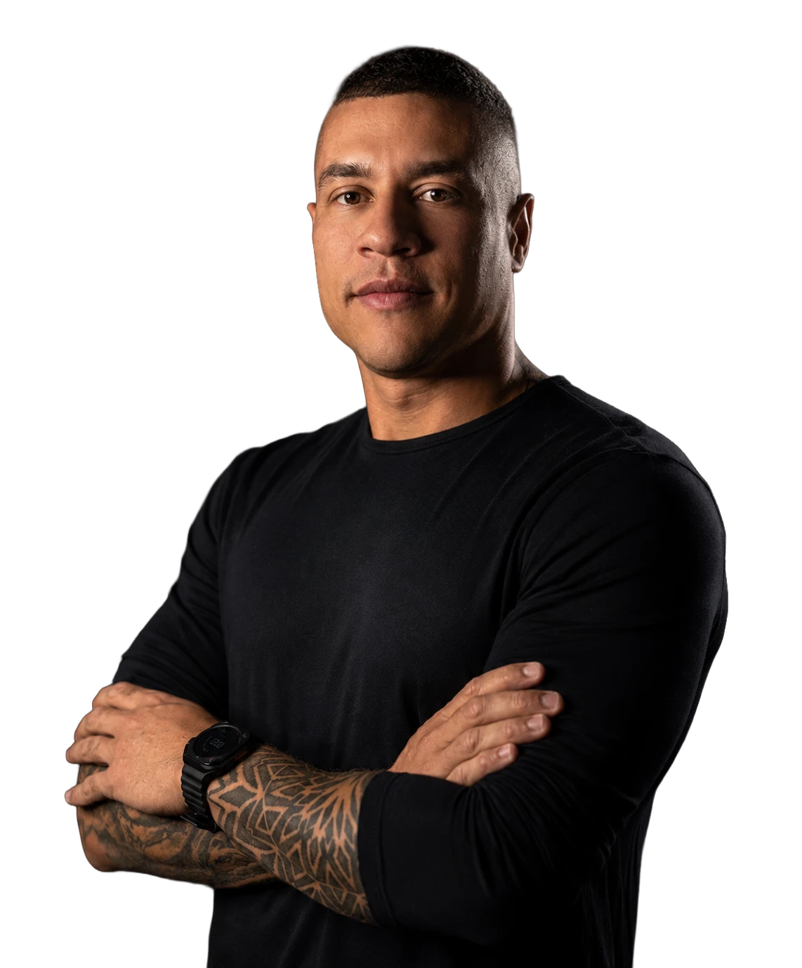 Paulo Ávila, de braços cruzados, vestindo camiseta preta
